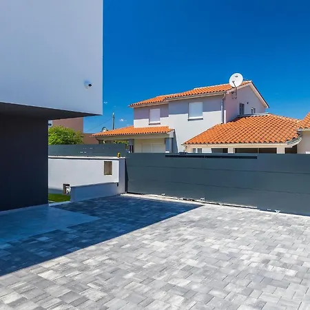 펜션 Moderna 풀라